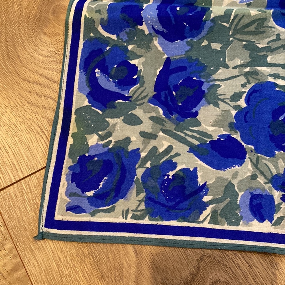 Vintage Scarves by Vera Vera Neumann Scarf with blue floral print & green leaves - Picture 11 of 14